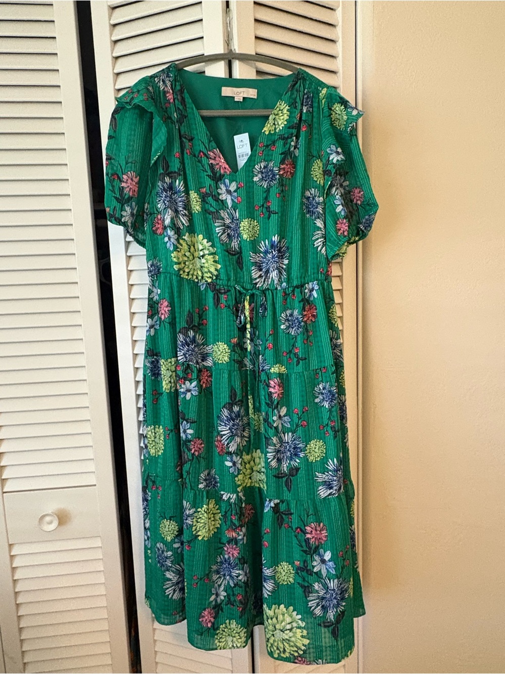 LOFT Green Floral V‑Neck Tie‑Waist Flutter Sleeve Dress